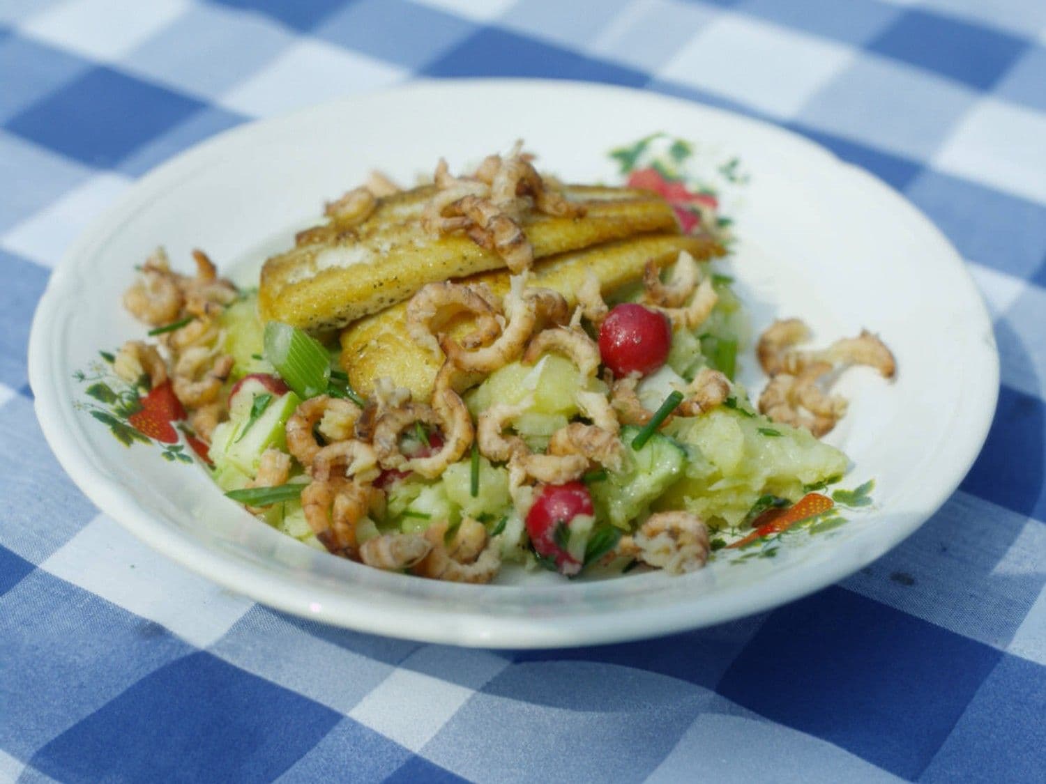 Gebakken tongschar met lauwe aardappelsalade en garnalen