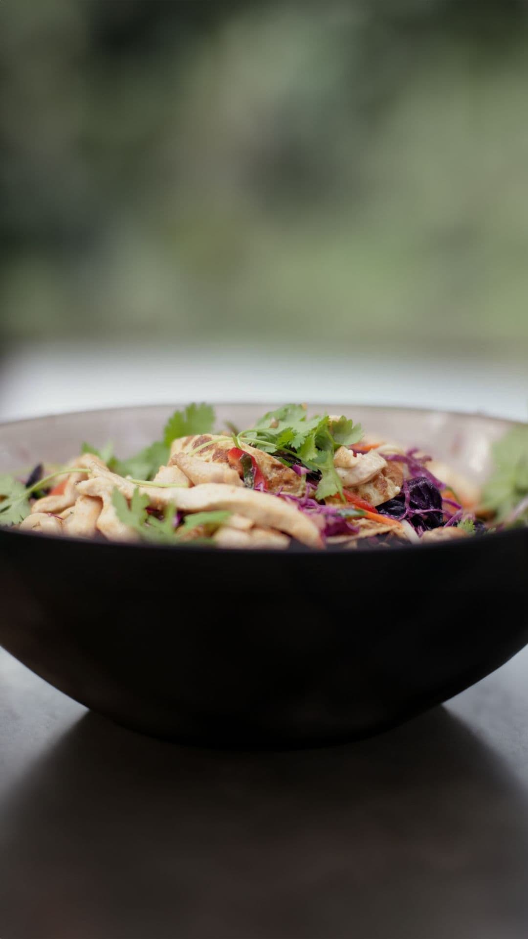 Thaise salade met kip, spitskool en omelet