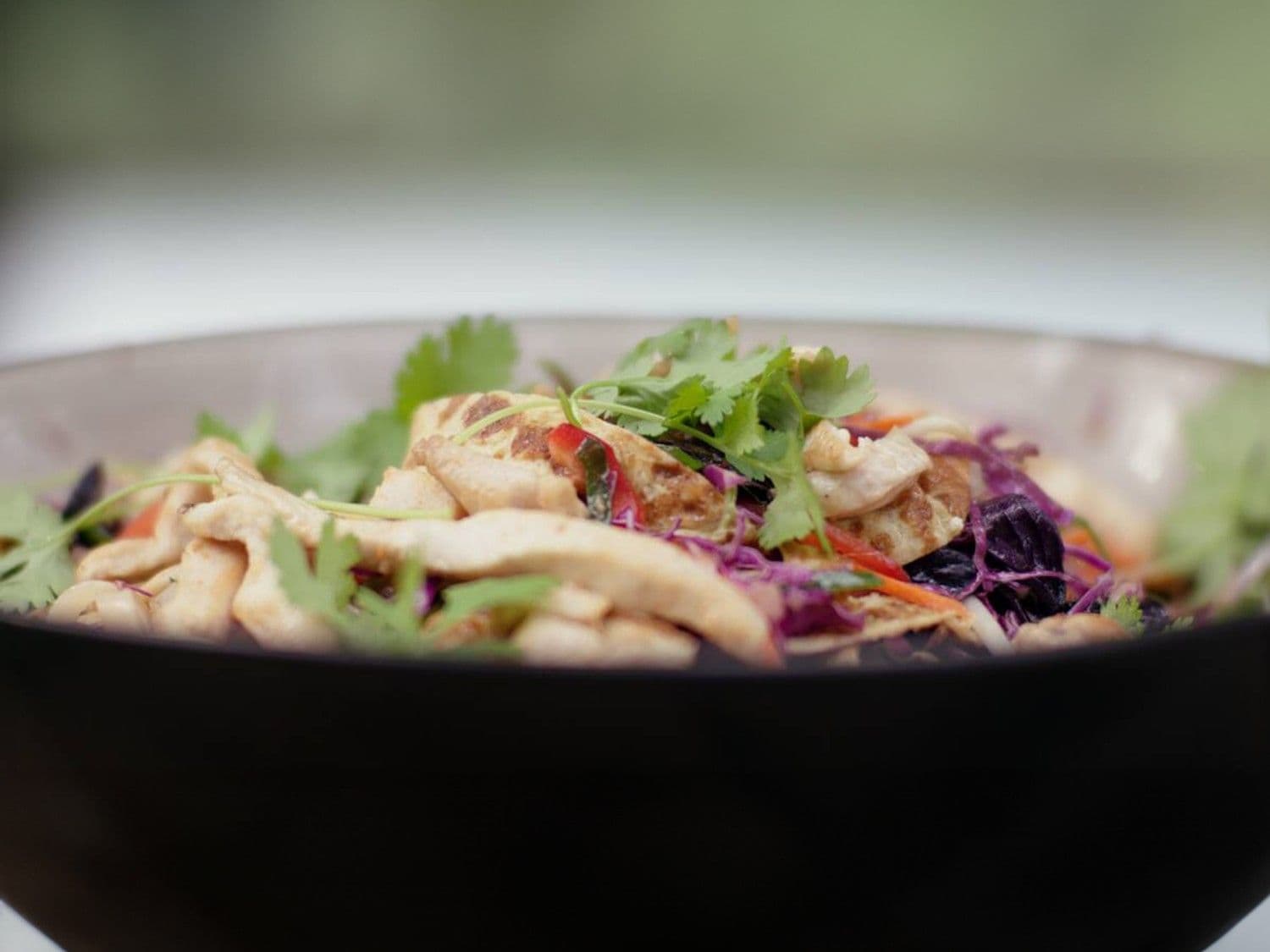 Thaise salade met kip, spitskool en omelet