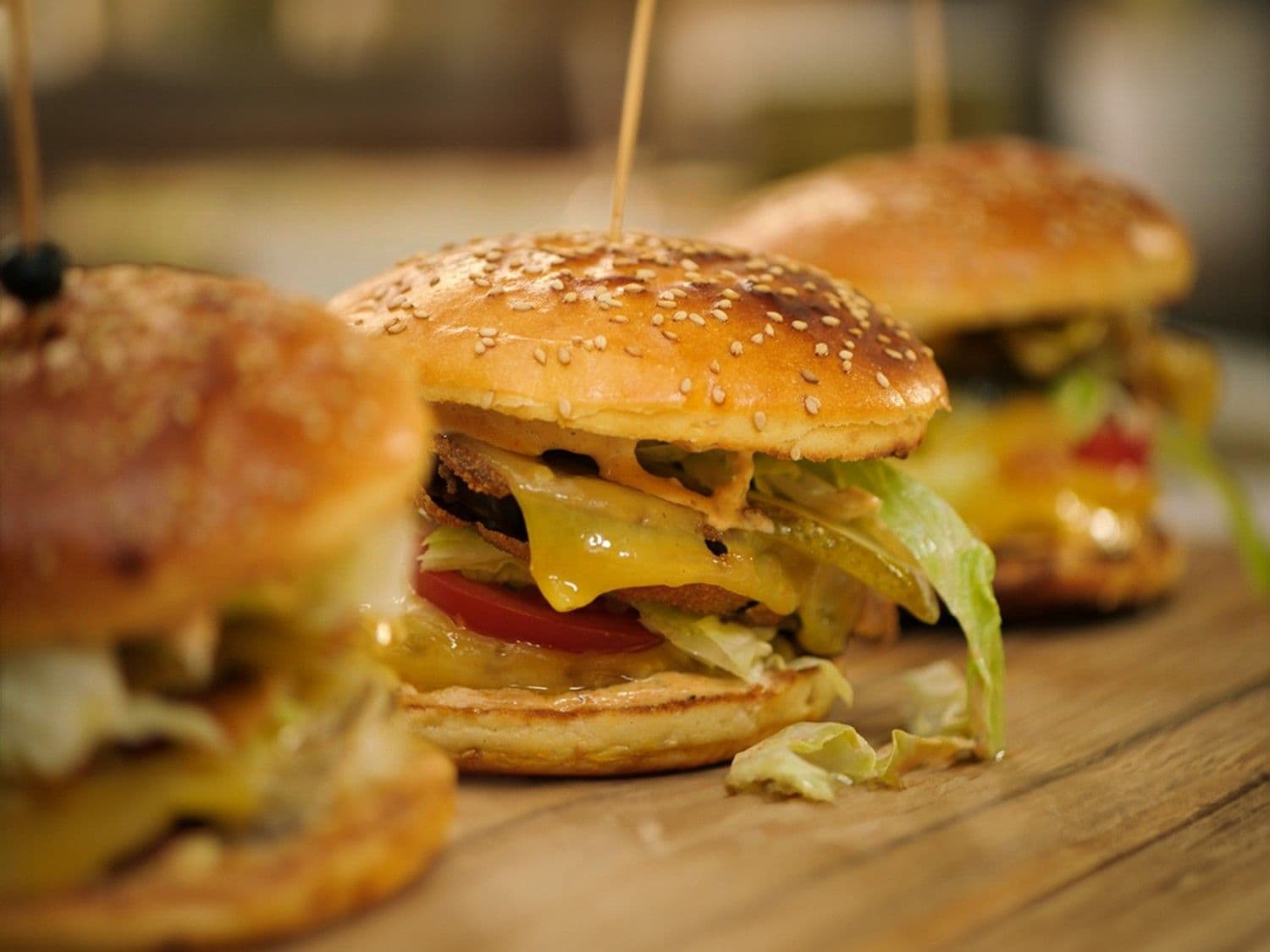 Vegetarische cheeseburger met Jeroens burgersaus