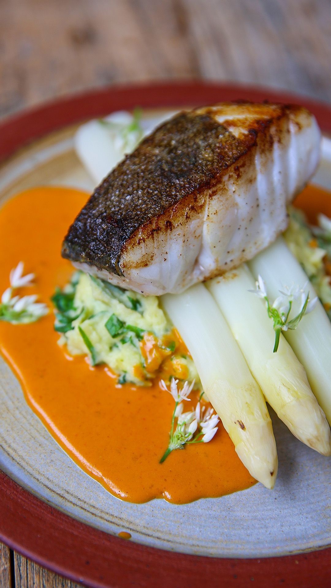 Kabeljauw met asperges, jus van langoustines en aardappelmousseline