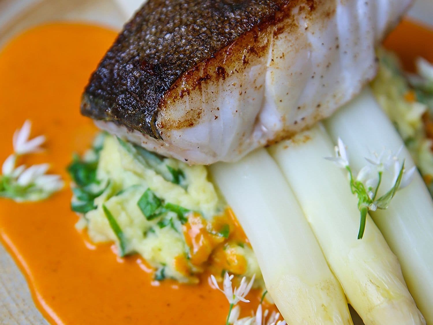 Kabeljauw met asperges, jus van langoustines en aardappelmousseline