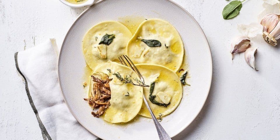 Gevulde ravioli van konijn met saliebotersaus