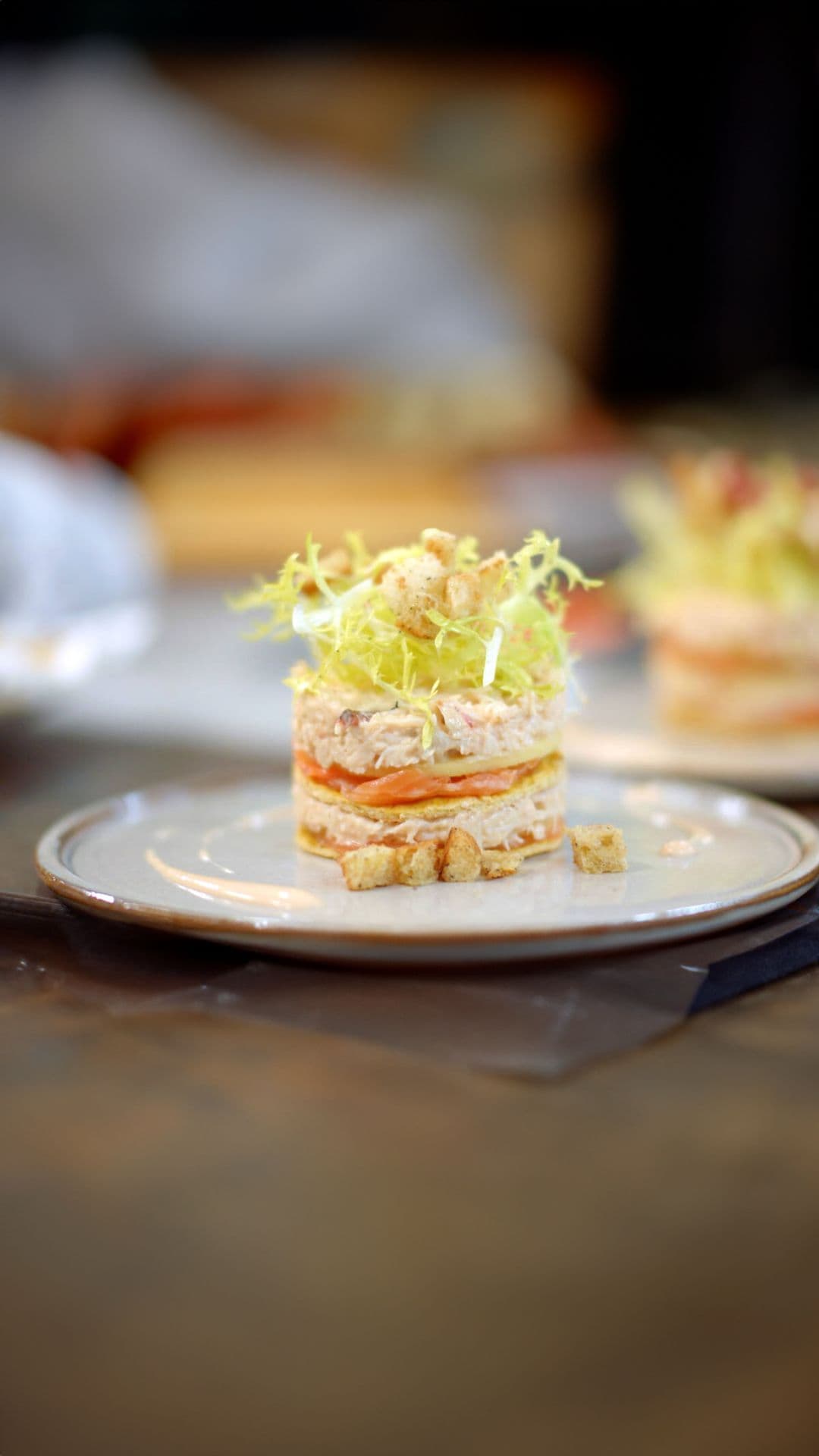 Torentje van omelet, krabsla, appel en gerookte zalm