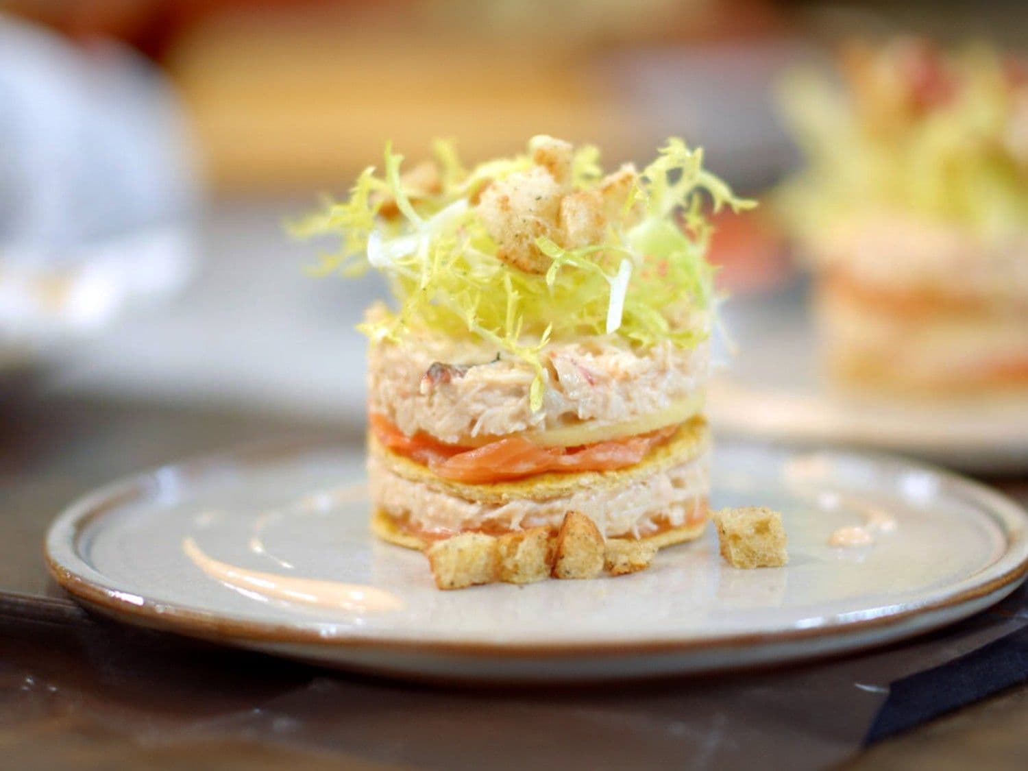 Torentje van omelet, krabsla, appel en gerookte zalm
