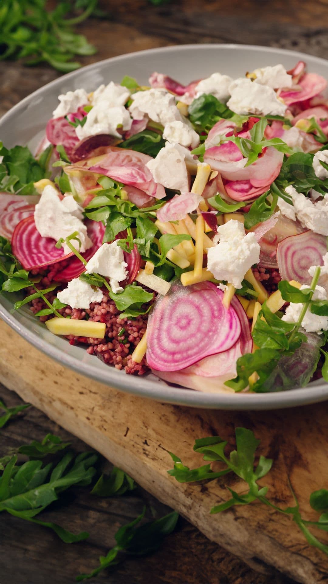 Salade met couscous, verse geitenkaas en bietjes