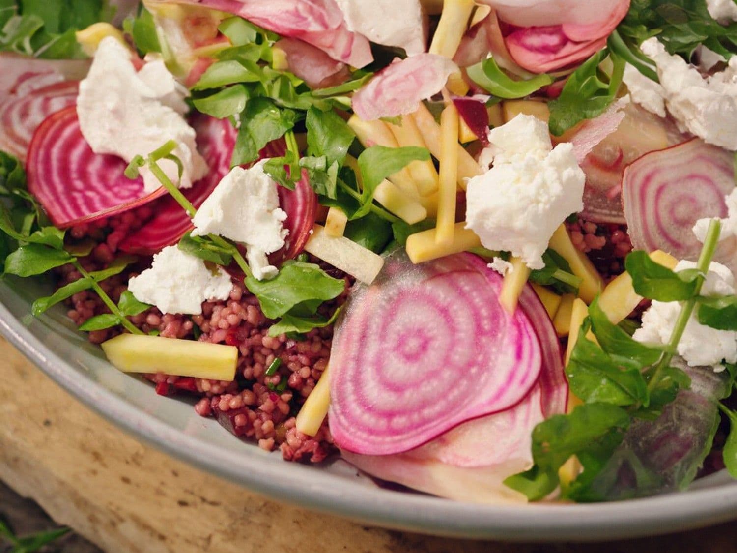 Salade met couscous, verse geitenkaas en bietjes