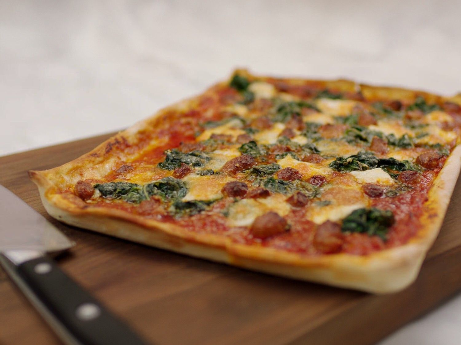 Panpizza met merguezballetjes
