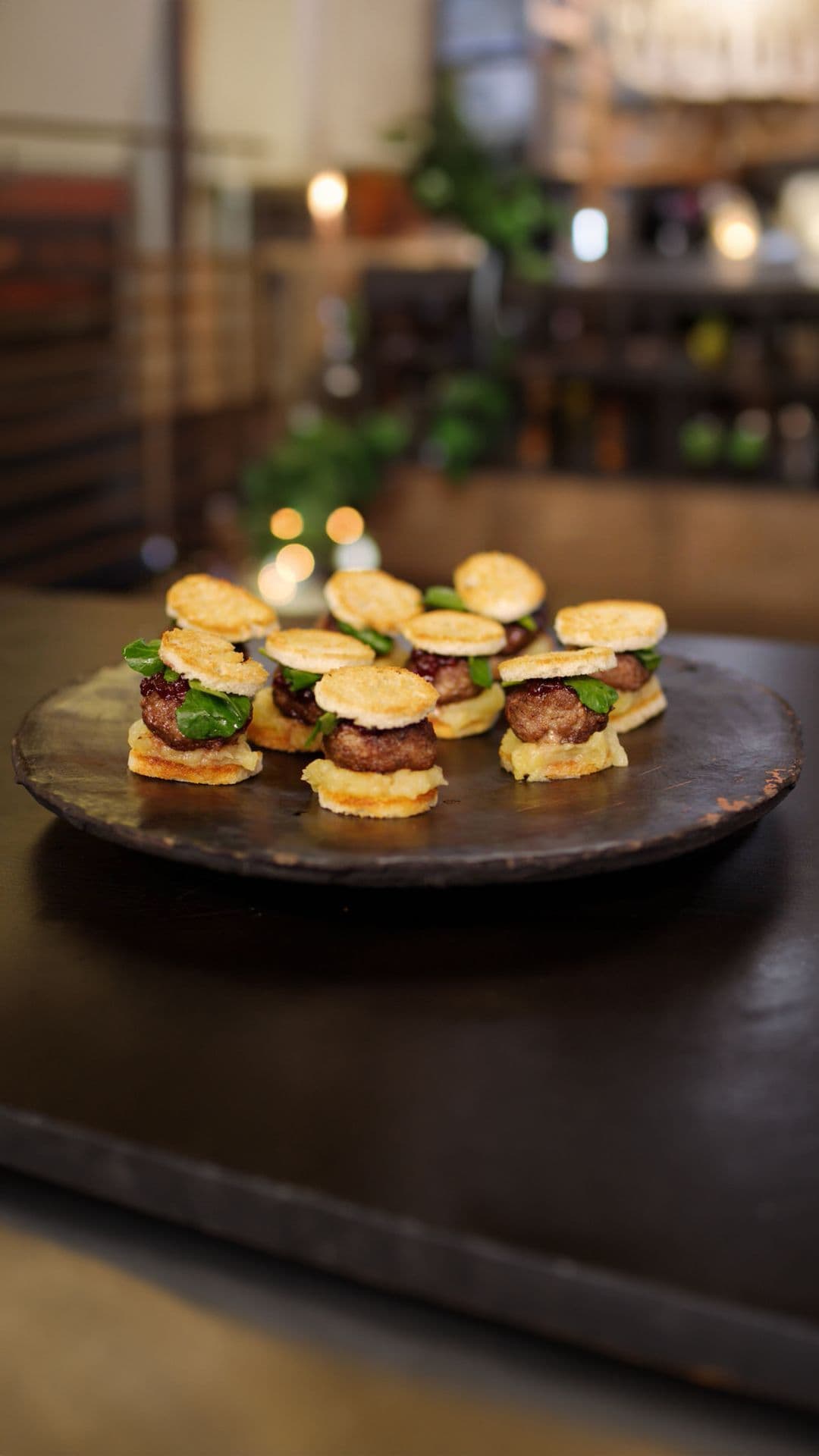 Kleine wildburgers met veenbessen en appel
