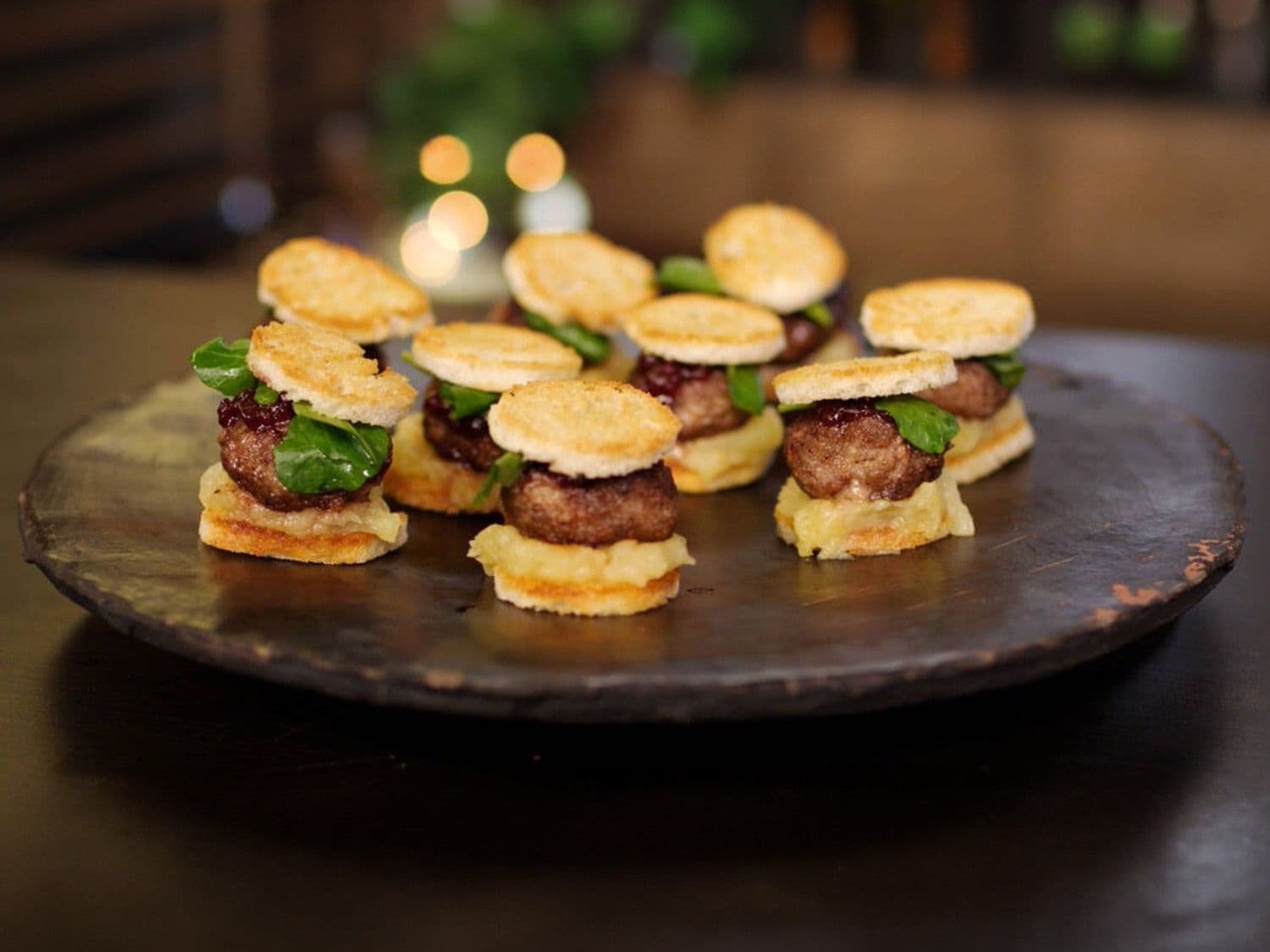 Kleine wildburgers met veenbessen en appel