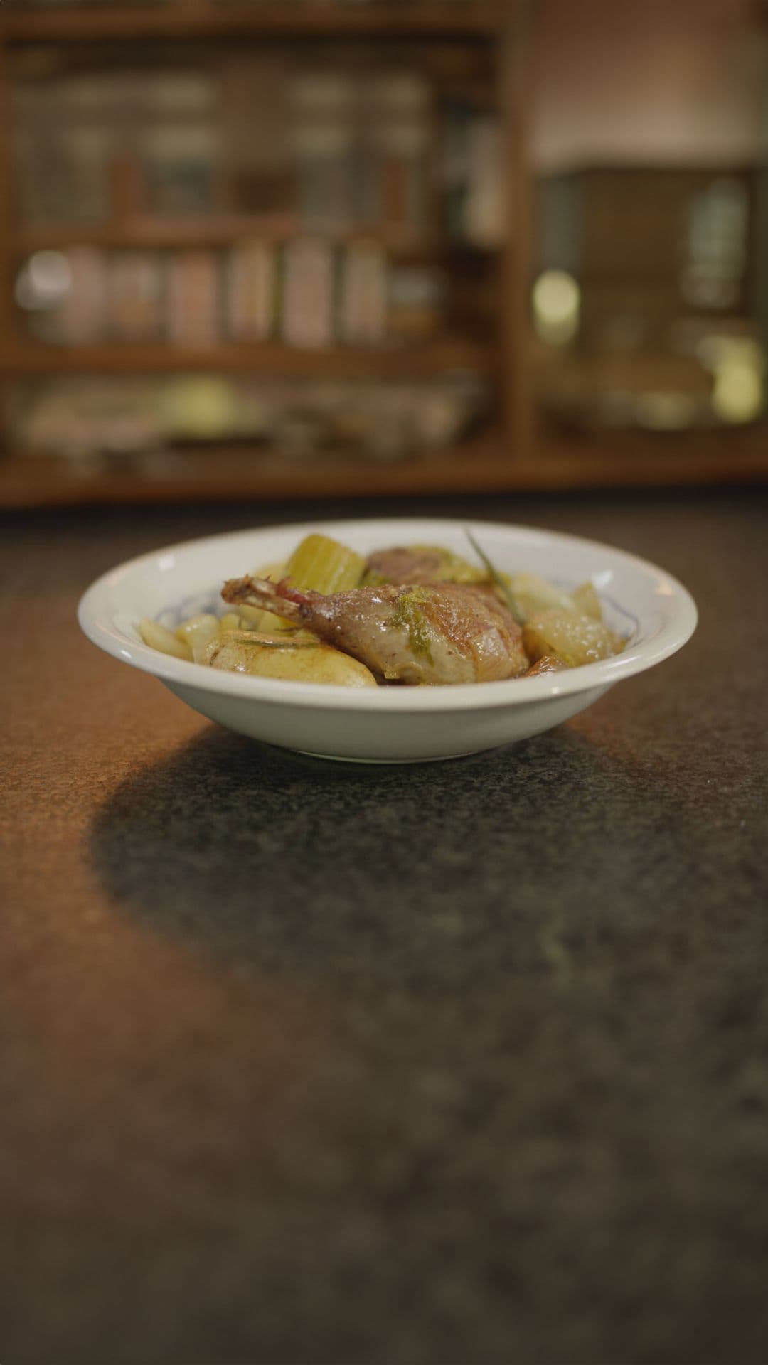 Parelhoen met aardappelen, ui, rozemarijn en look