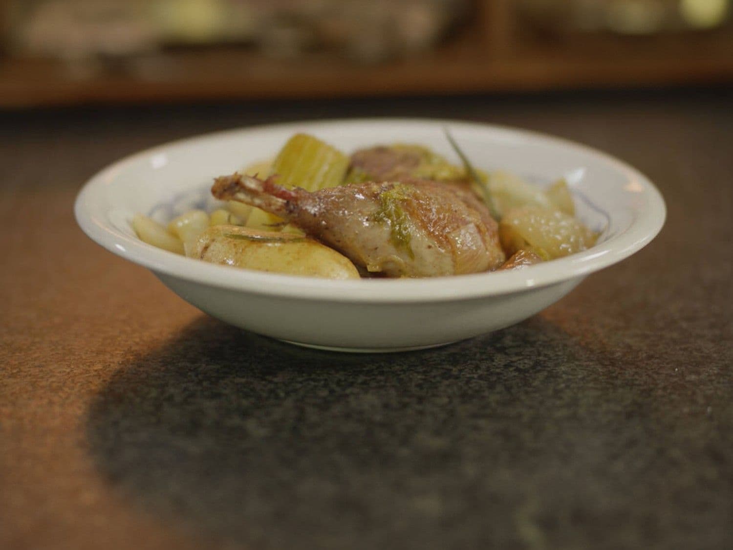 Parelhoen met aardappelen, ui, rozemarijn en look