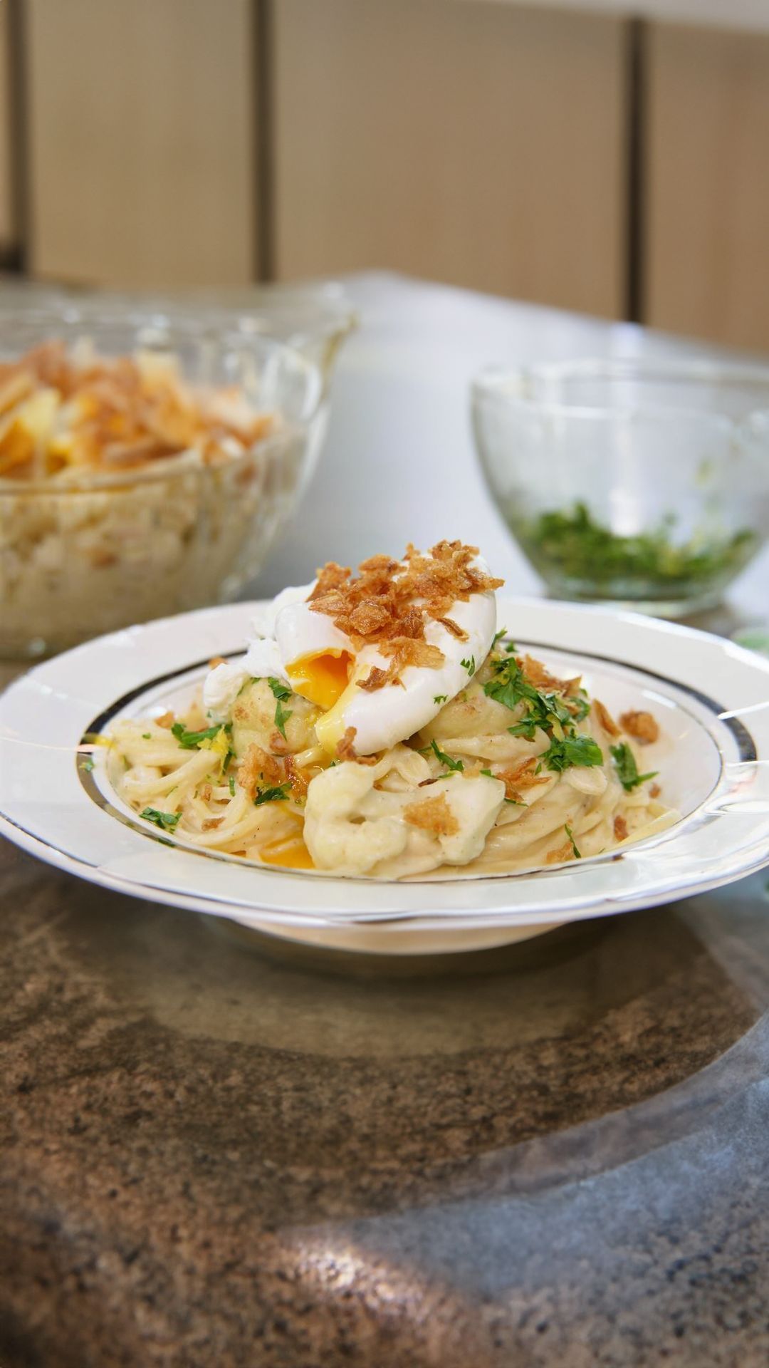 Pasta met bloemkool, gepocheerd ei en krokante uitjes