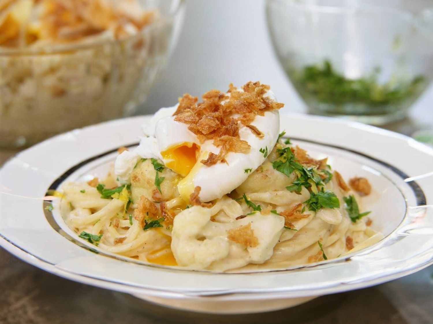 Pasta met bloemkool, gepocheerd ei en krokante uitjes