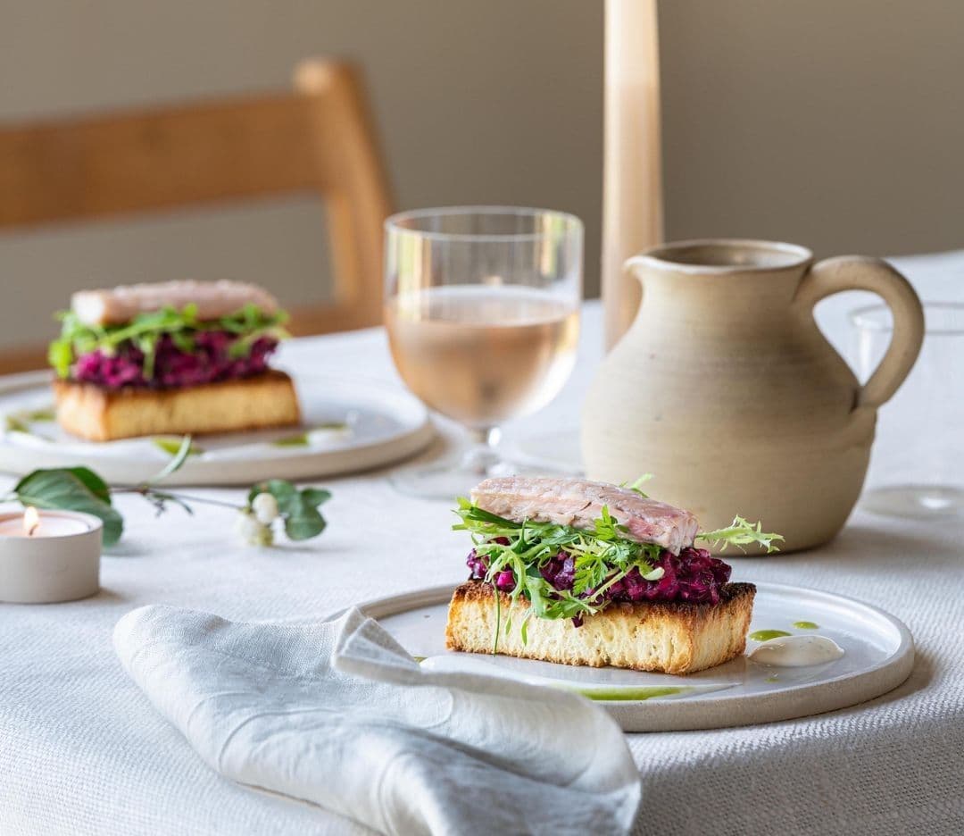 Gerookte paling met tartaar van rode biet, brioche en kruidensla