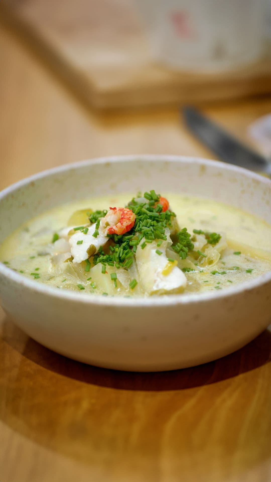 Nage van prei en aardappel met snoekbaars en rivierkreeftjes