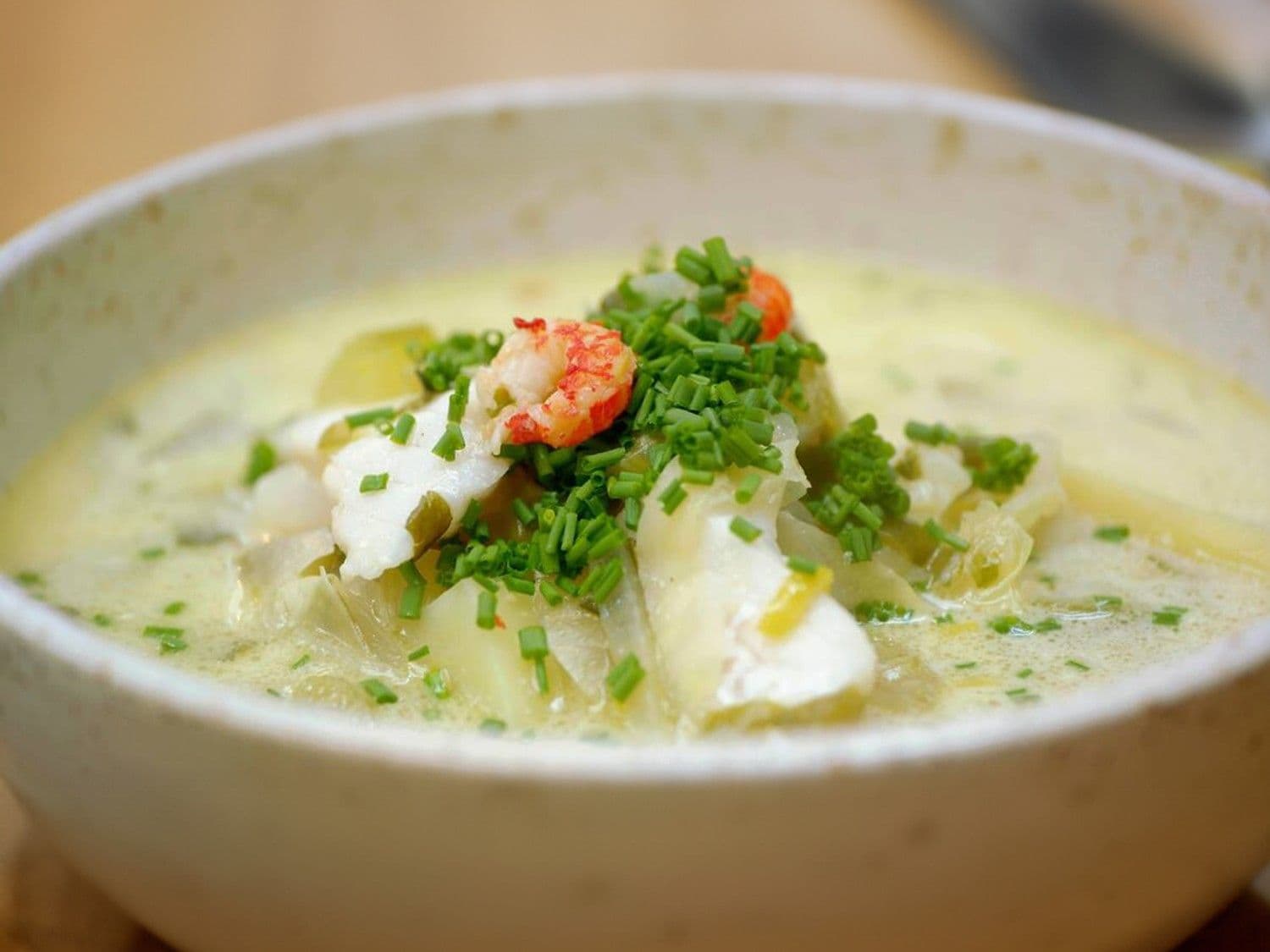 Nage van prei en aardappel met snoekbaars en rivierkreeftjes