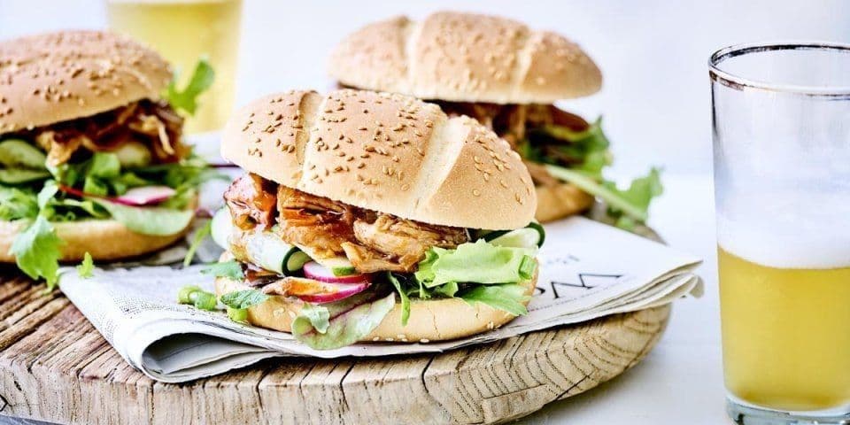 Broodje pulled rabbit met barbecuesaus