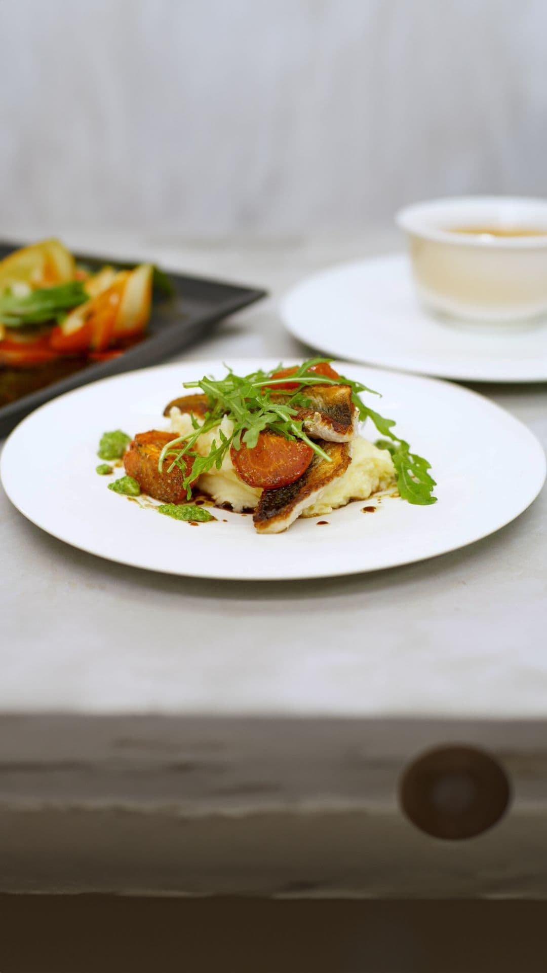 Gebakken pieterman met parmezaanpuree,  geroosterde tomaat en rucolapesto