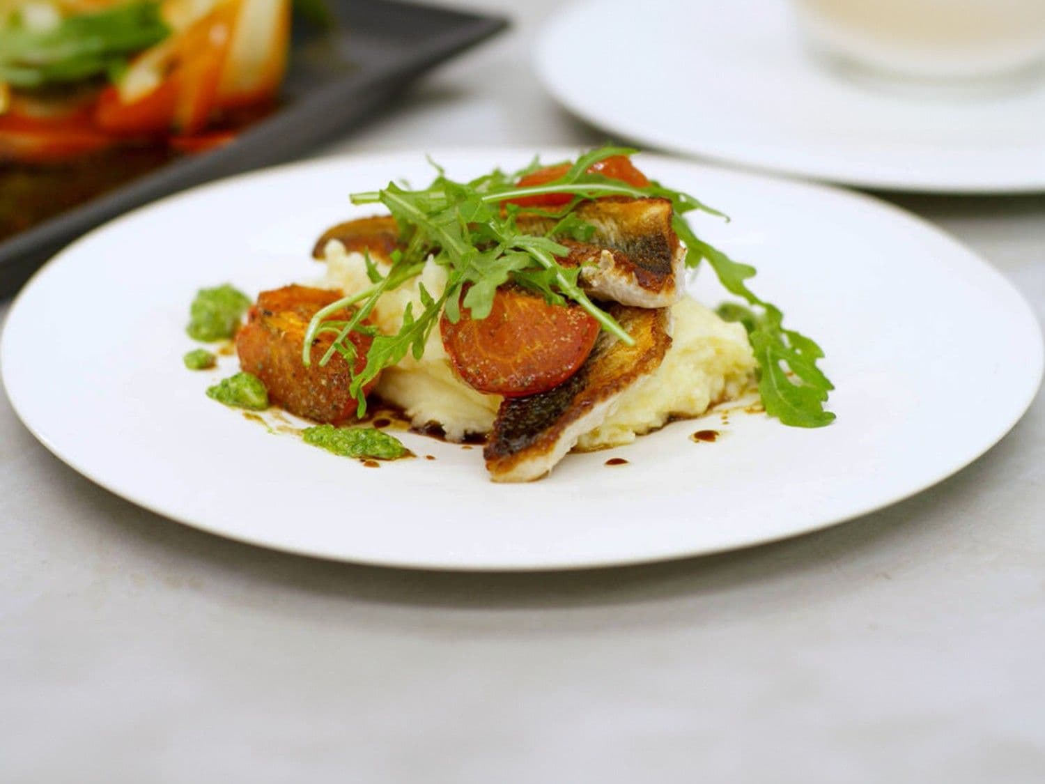 Gebakken pieterman met parmezaanpuree,  geroosterde tomaat en rucolapesto