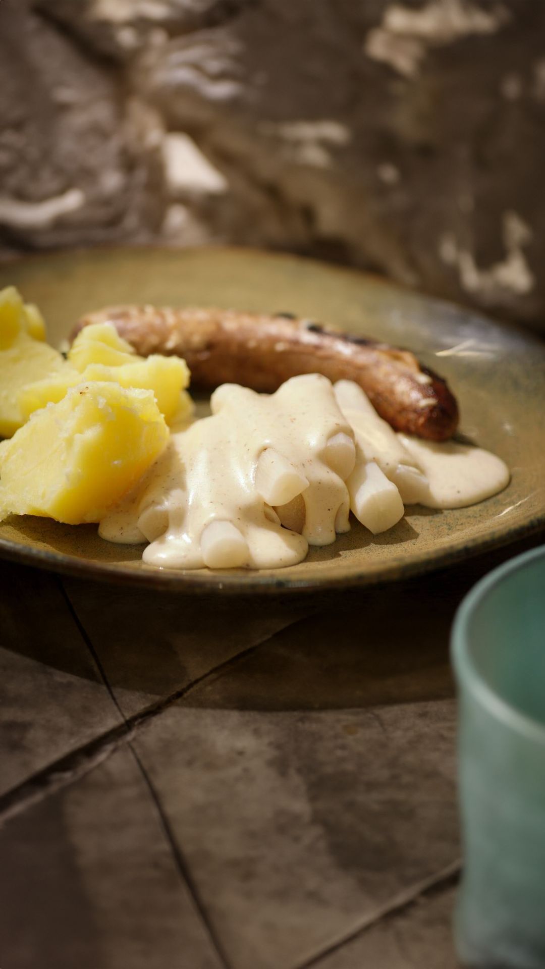 Worst met schorseneren in witte saus en gekookte aardappelen