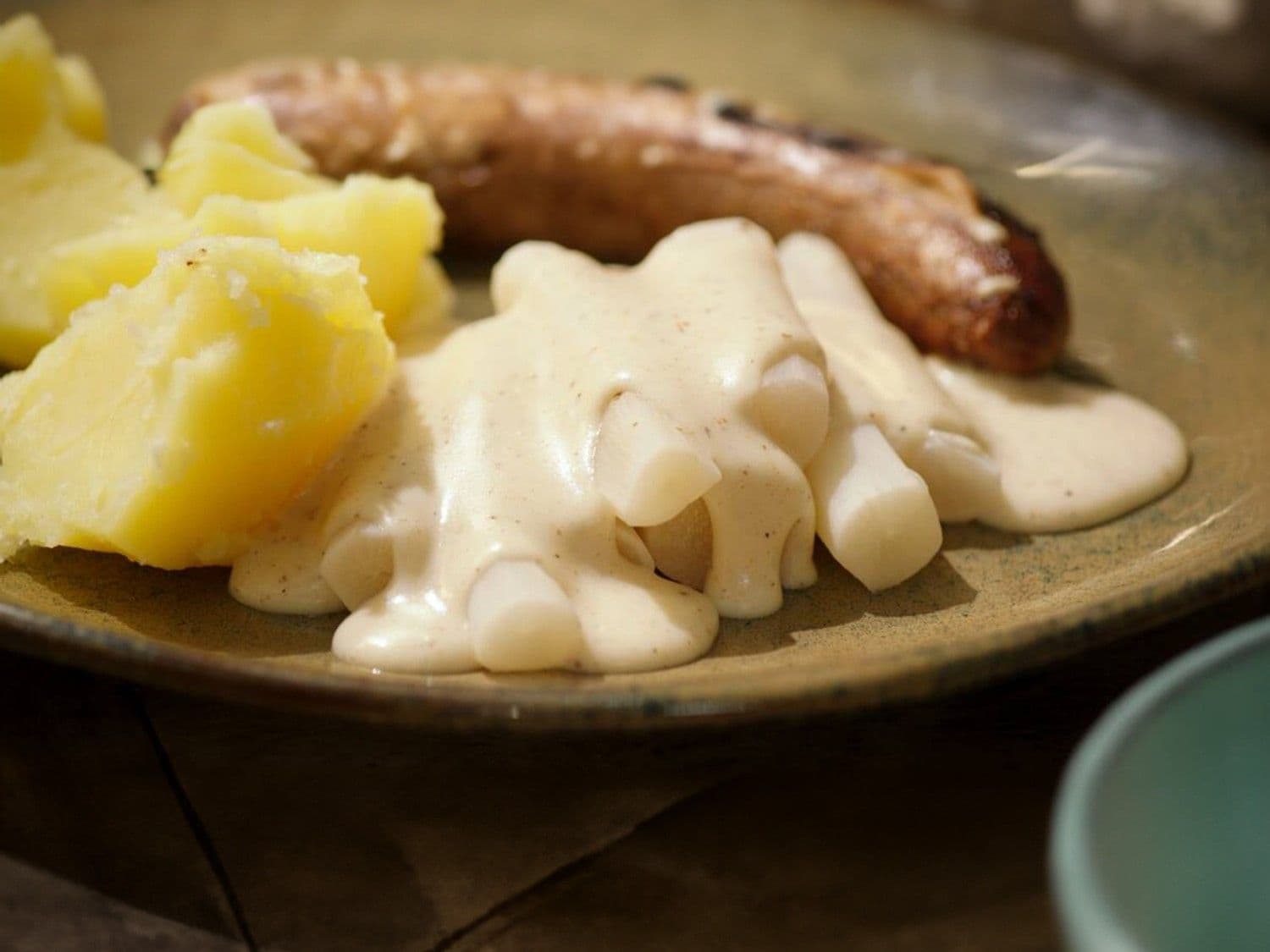 Worst met schorseneren in witte saus en gekookte aardappelen