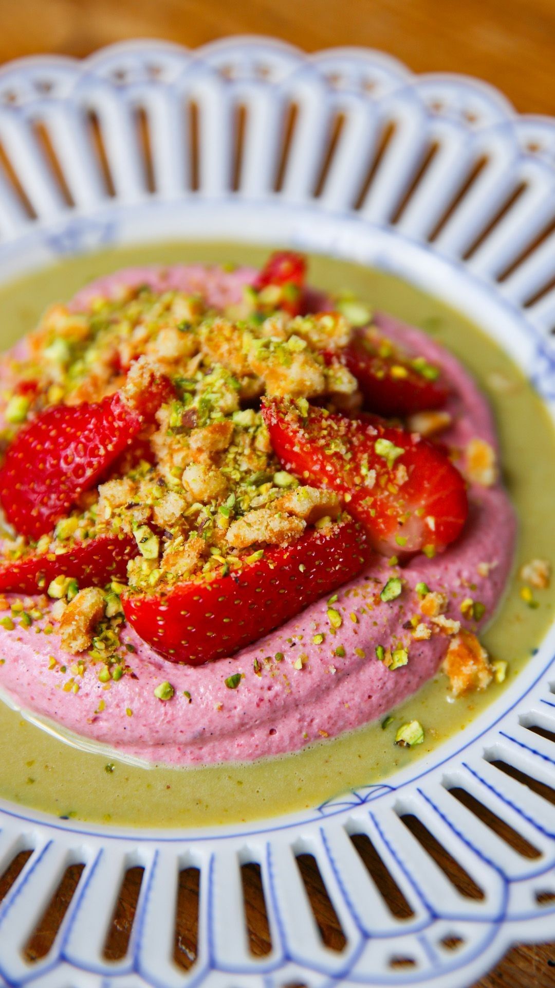 Mousse van aardbei en hibiscus, pistachesaus en boterwafeltjes