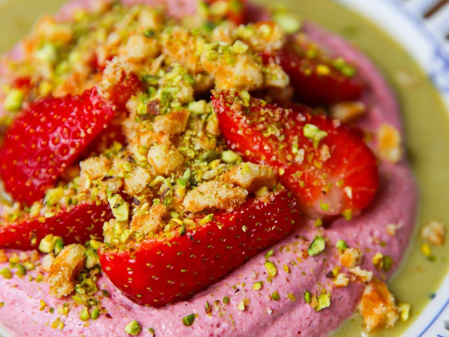 Mousse van aardbei en hibiscus, pistachesaus en boterwafeltjes