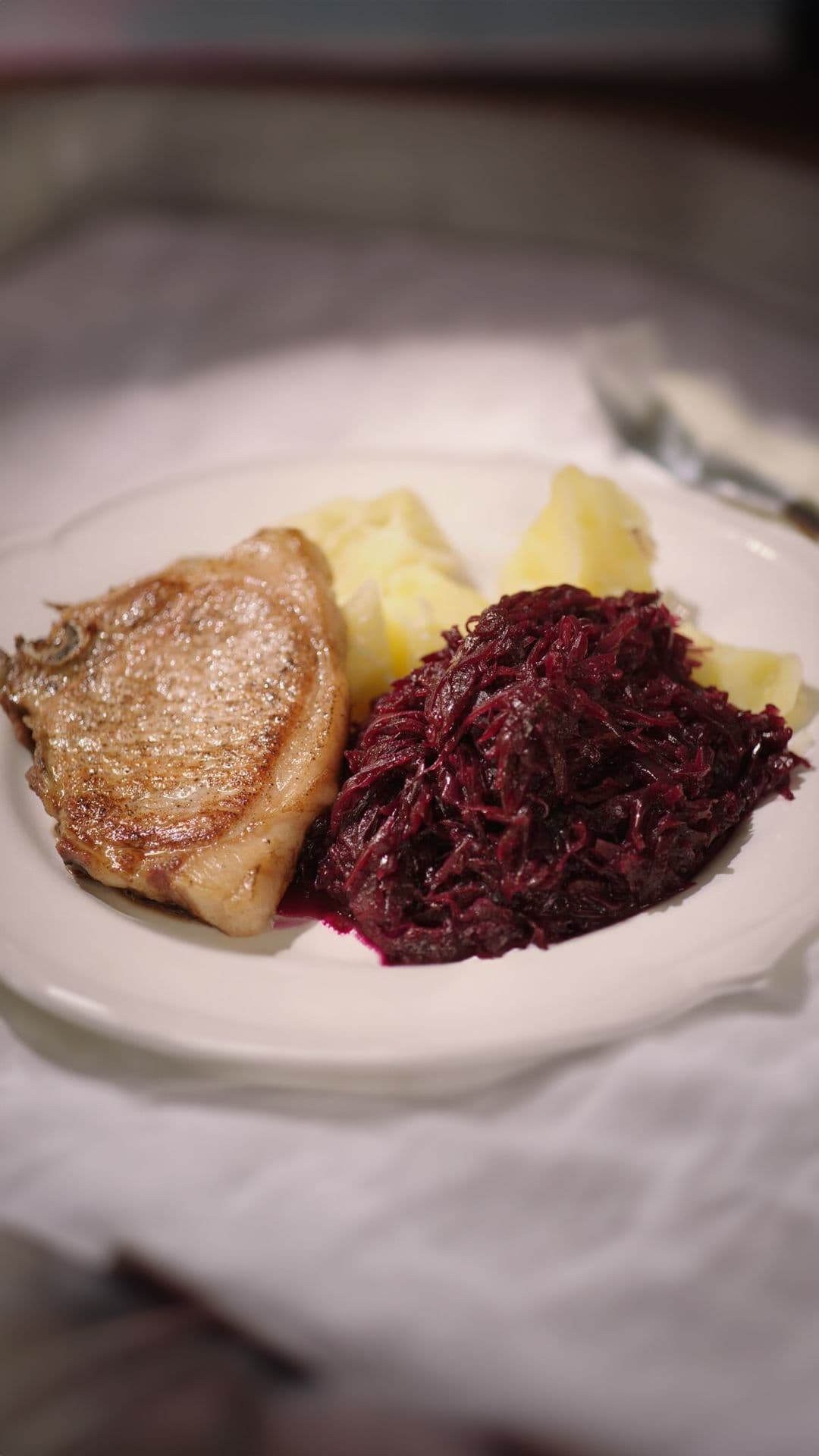 Kotelet met rodekool en gekookte aardappelen
