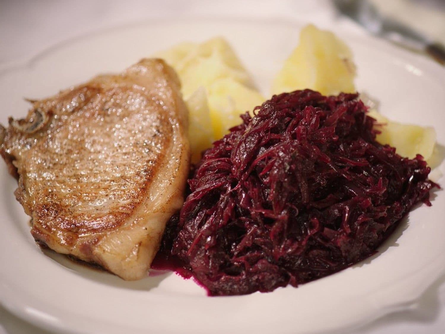 Kotelet met rodekool en gekookte aardappelen