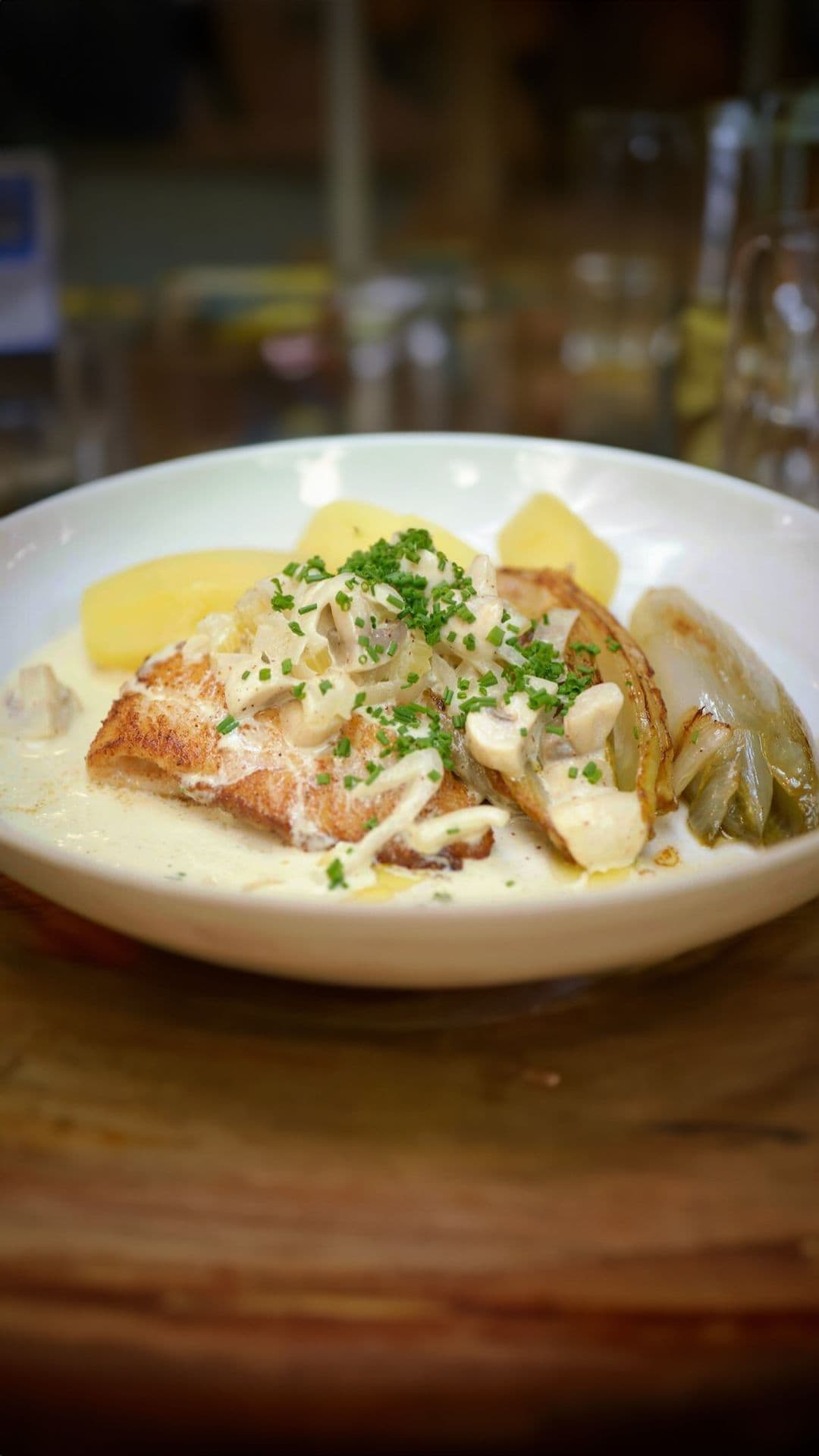 Griet met champignonsaus, krieltjes en gebakken witloof