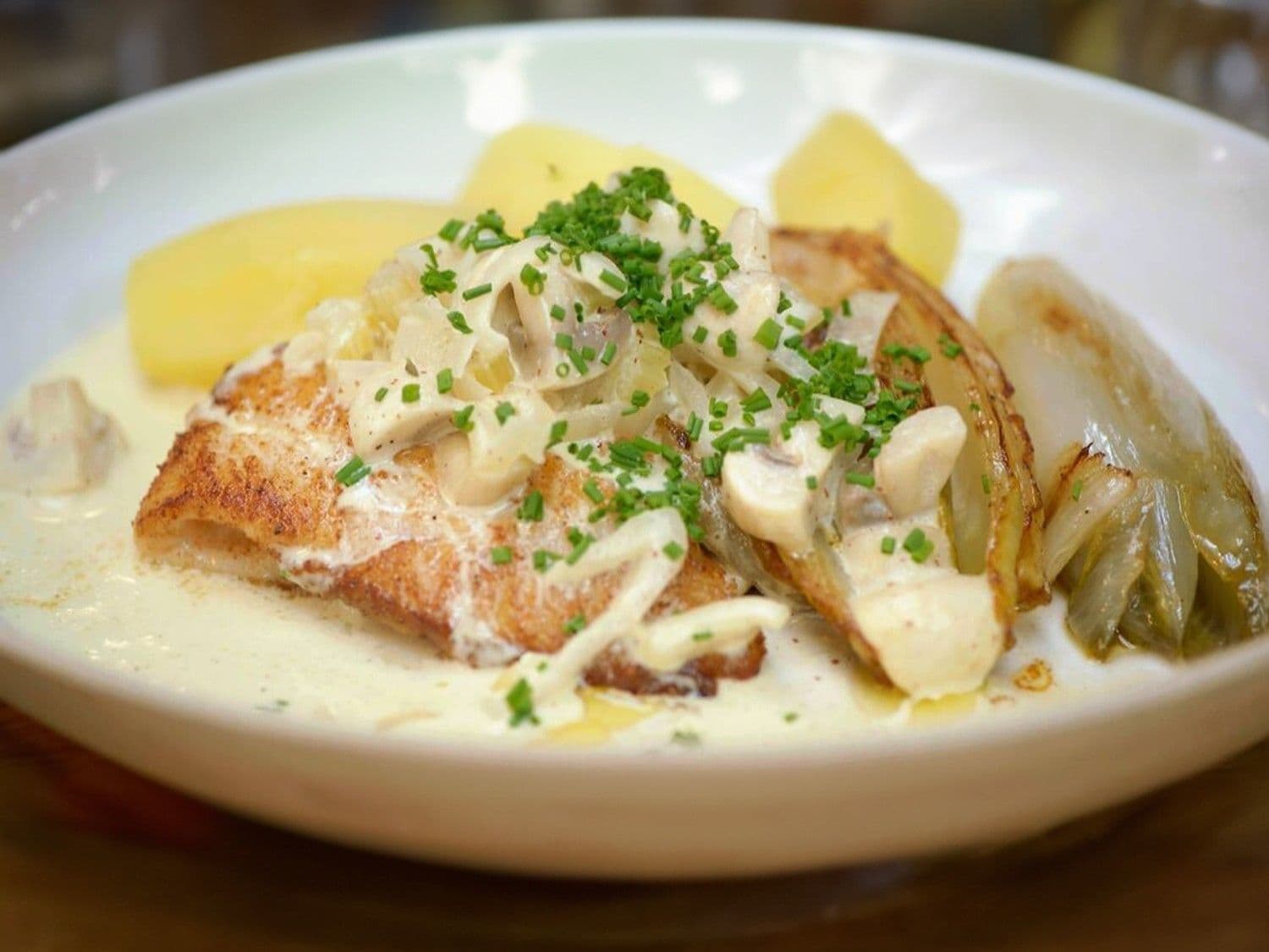 Griet met champignonsaus, krieltjes en gebakken witloof