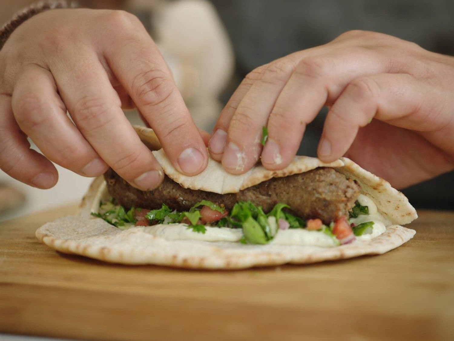 Kefta’s van lamsgehakt op de grill met tomatensalsa en yoghurtaioli