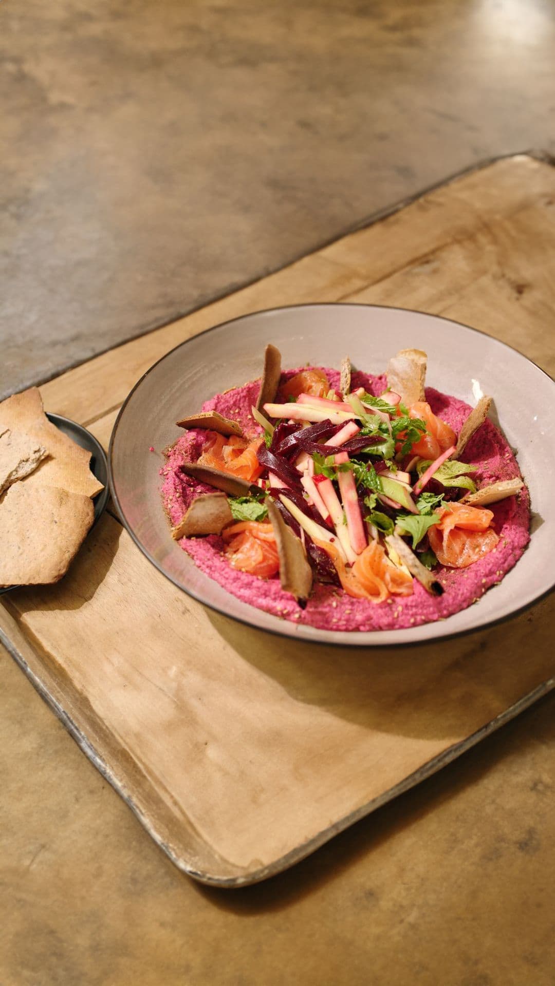 Hummus van rode biet met gerookte zalm en knäckebröd