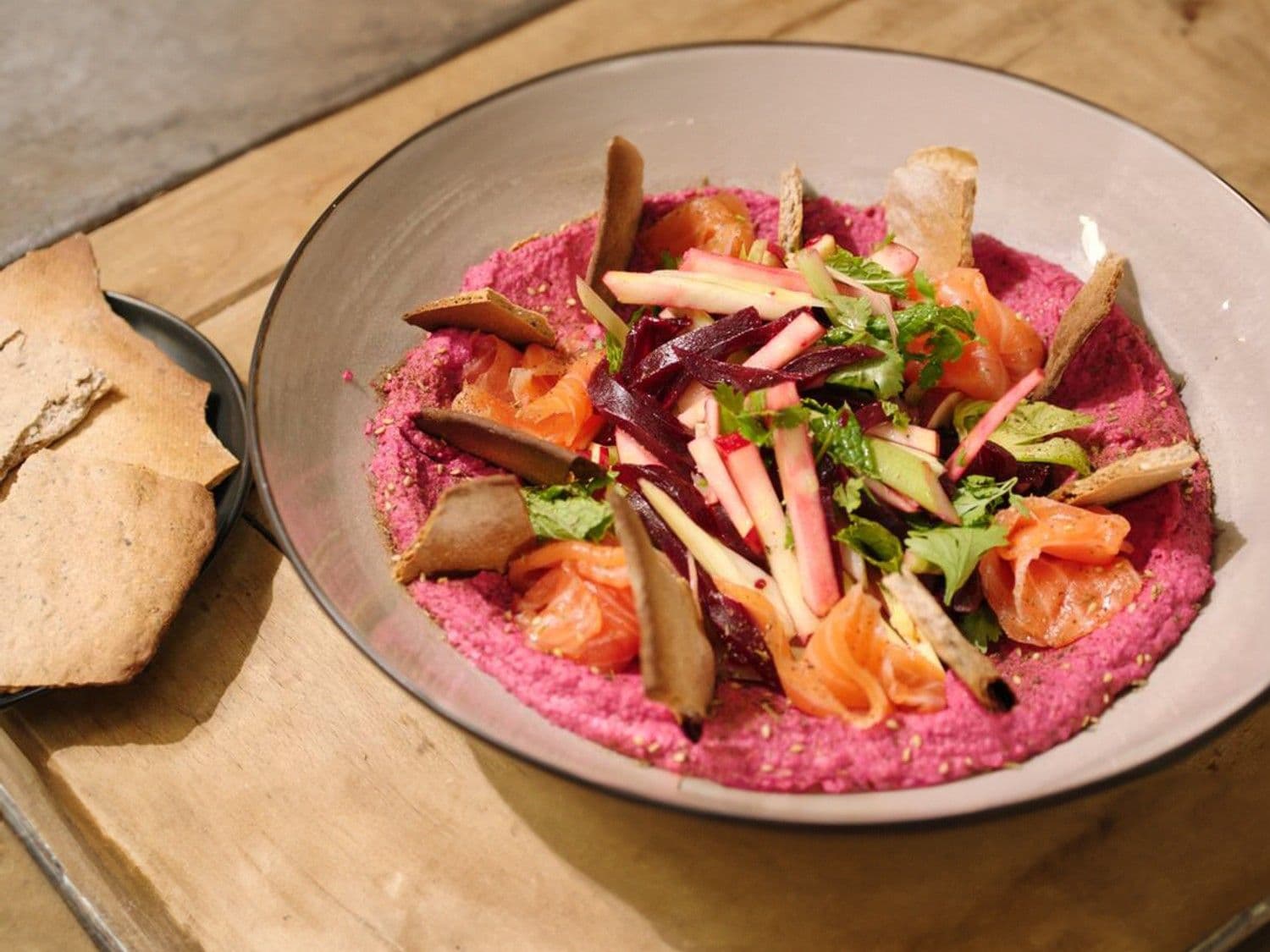 Hummus van rode biet met gerookte zalm en knäckebröd
