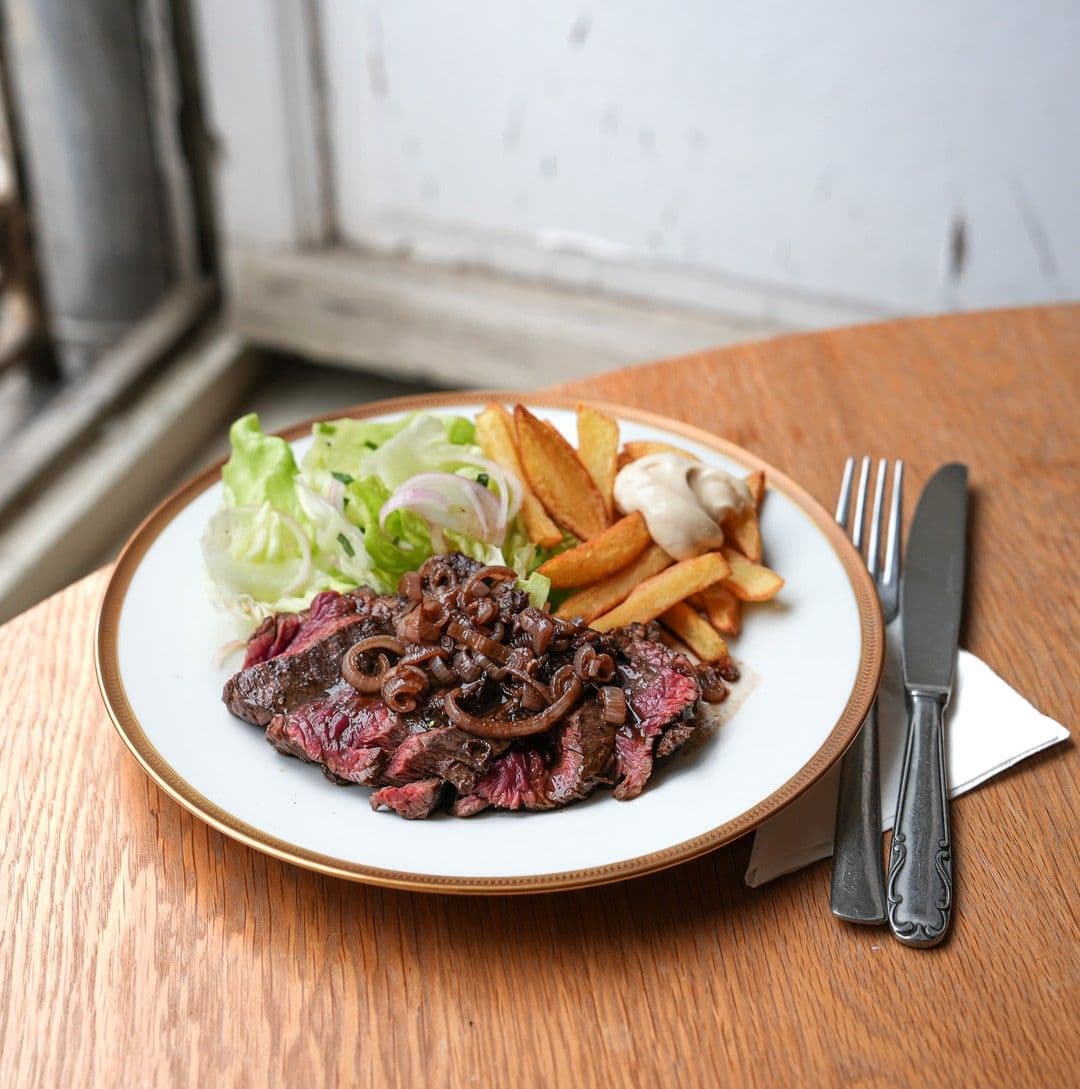 Onglet à l'échalote met frietjes en kropsla