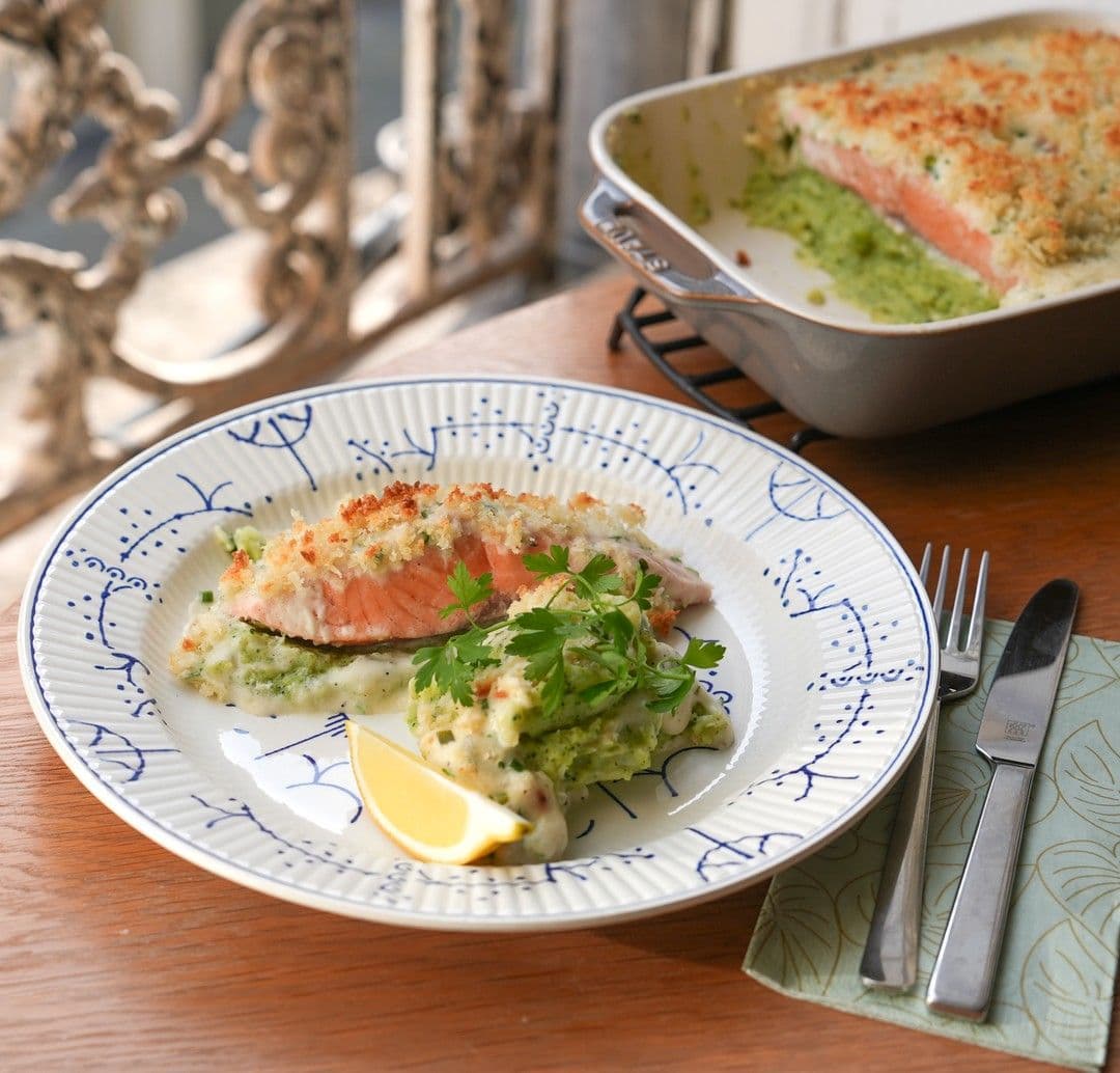 Ovenschotel met zalm, geitenkaas en broccolipuree