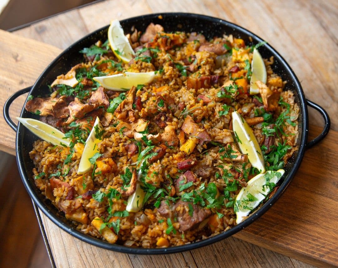Paella met varkensvlees, gerookt spek en boschampignons