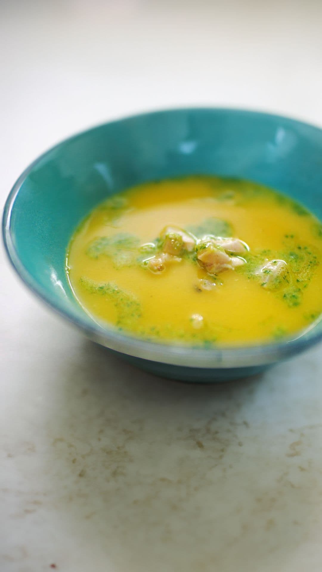 Pompoensoep met herfstpesto en gerookte kip
