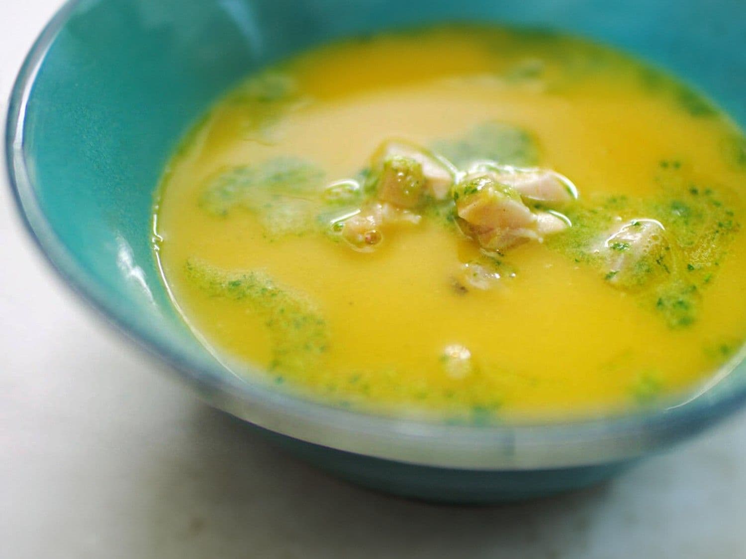 Pompoensoep met herfstpesto en gerookte kip