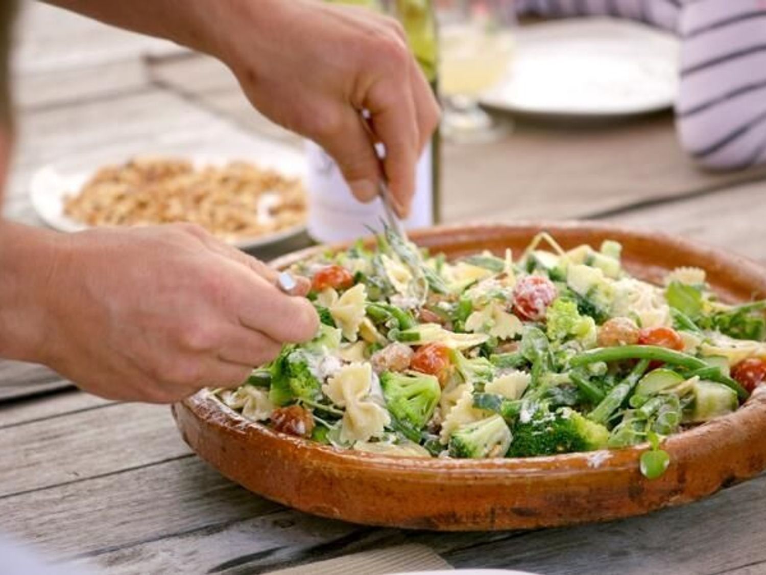 Vlinderpasta met boontjes, chipolata en currydressing