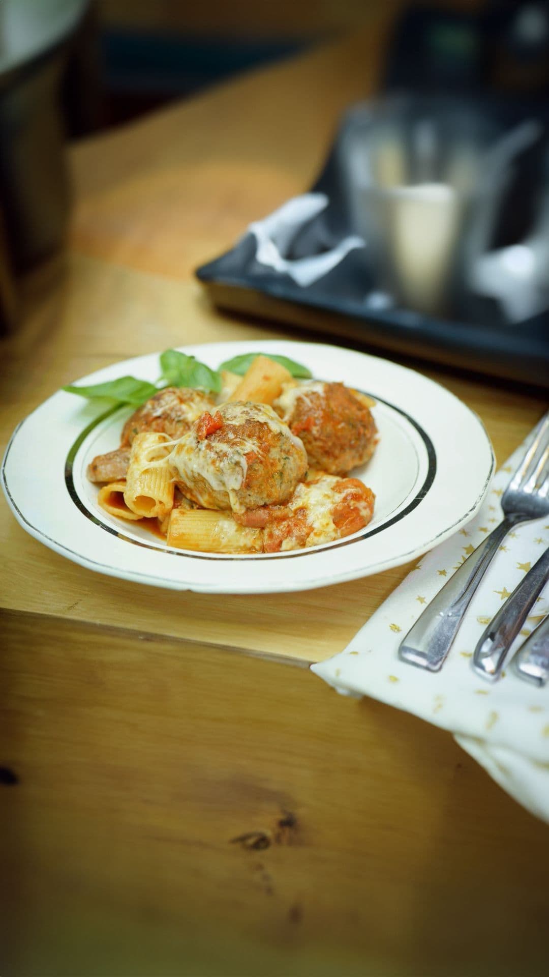 Rigatoni en meatballs met tomaat en aubergine
