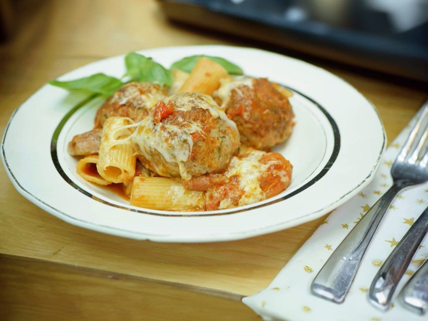 Rigatoni en meatballs met tomaat en aubergine