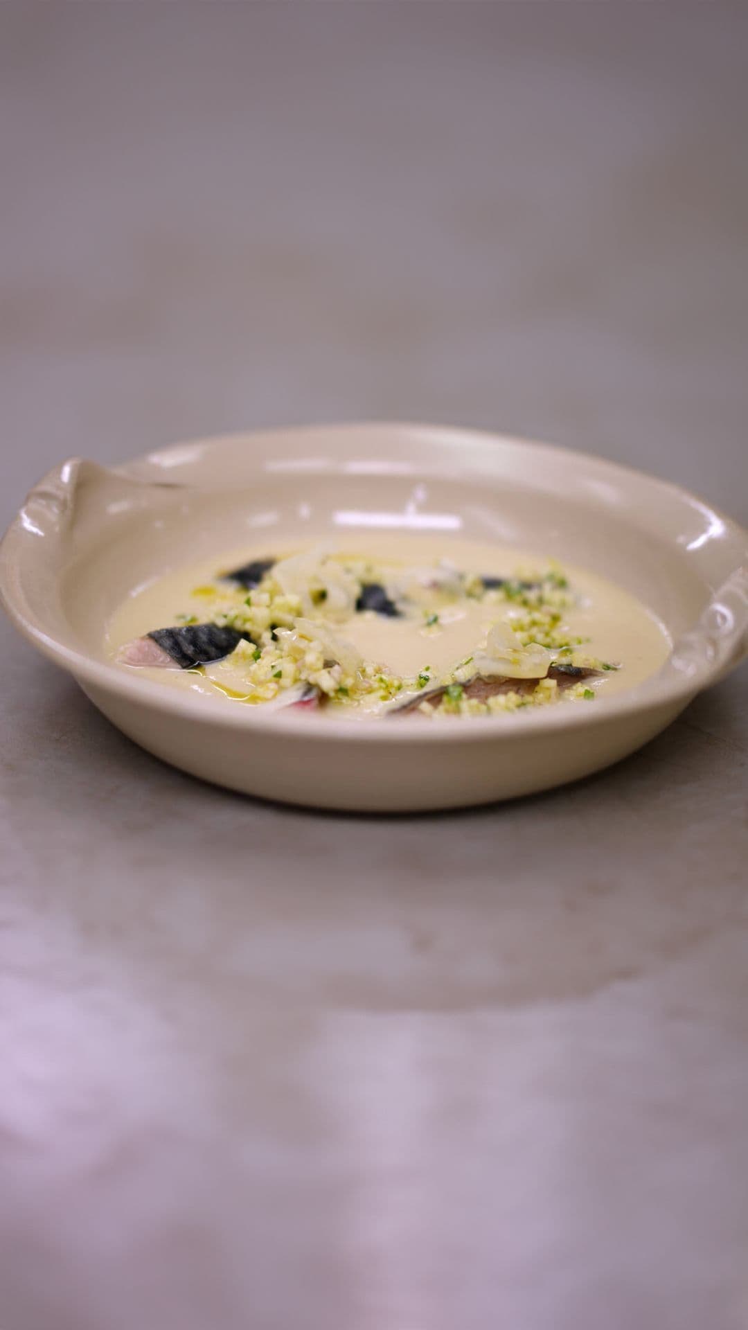 Vichyssoise van bloemkool met  gemarineerde makreel en appelsalsa