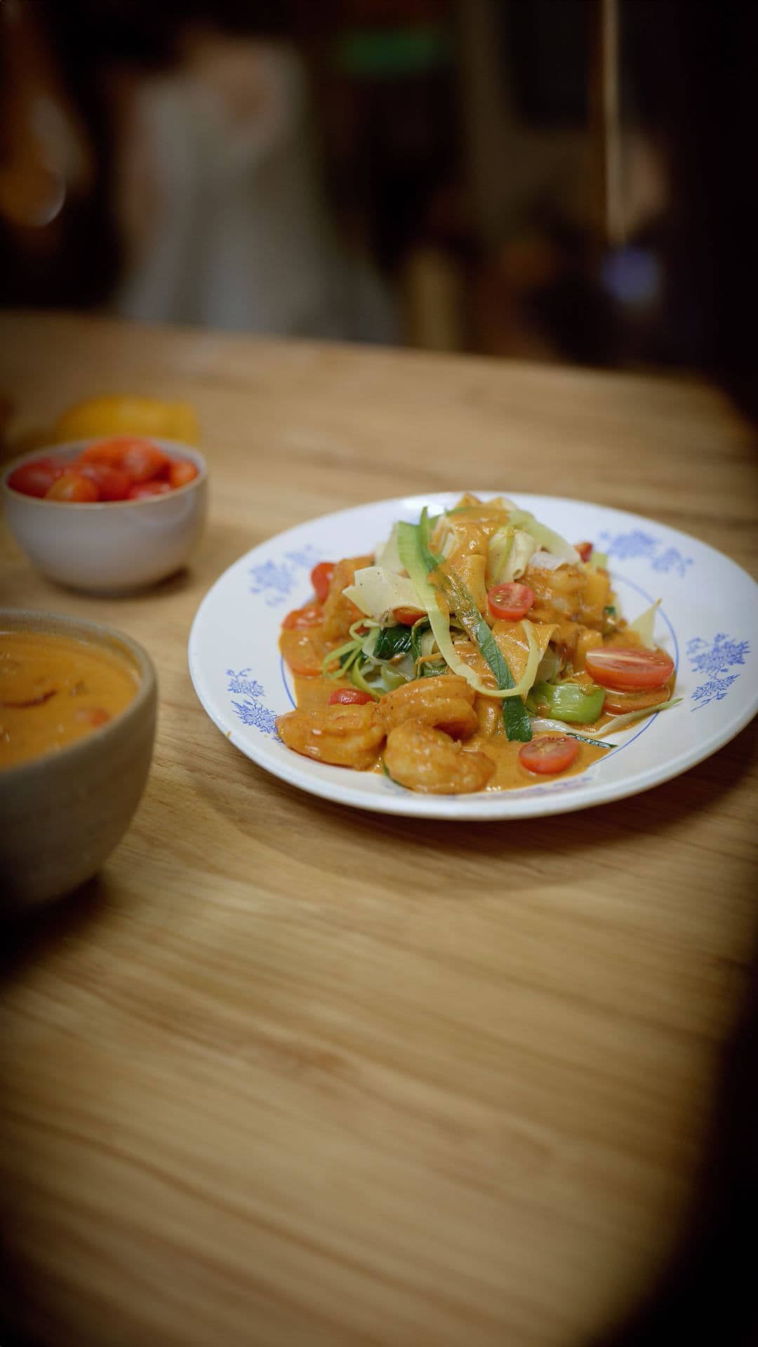 Scampi diabolique met tagliatelle en prei