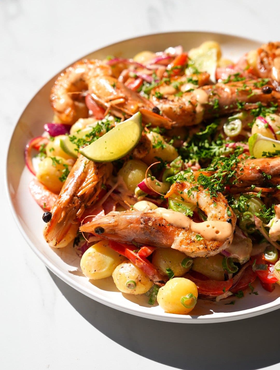 Gamba's à la plancha, lauwe aardappelsalade met geroosterde paprika, ui en een aïoli-dressing