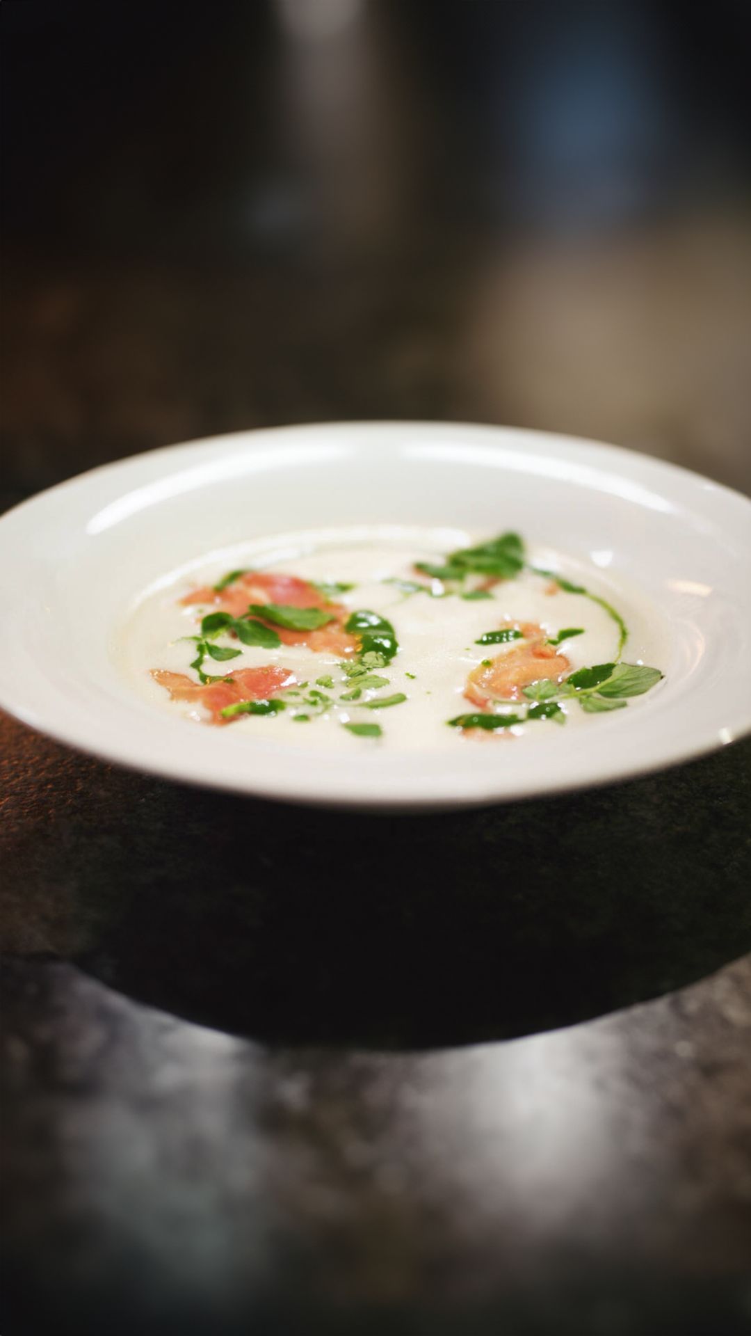 Looksoep met spaanse ham en waterkerscoulis