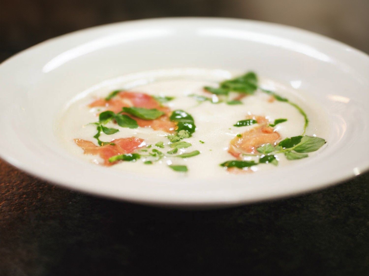 Looksoep met spaanse ham en waterkerscoulis