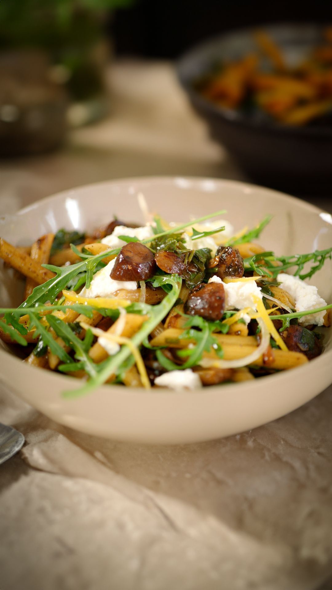 Pasta met champignons, kastanjes en rucola