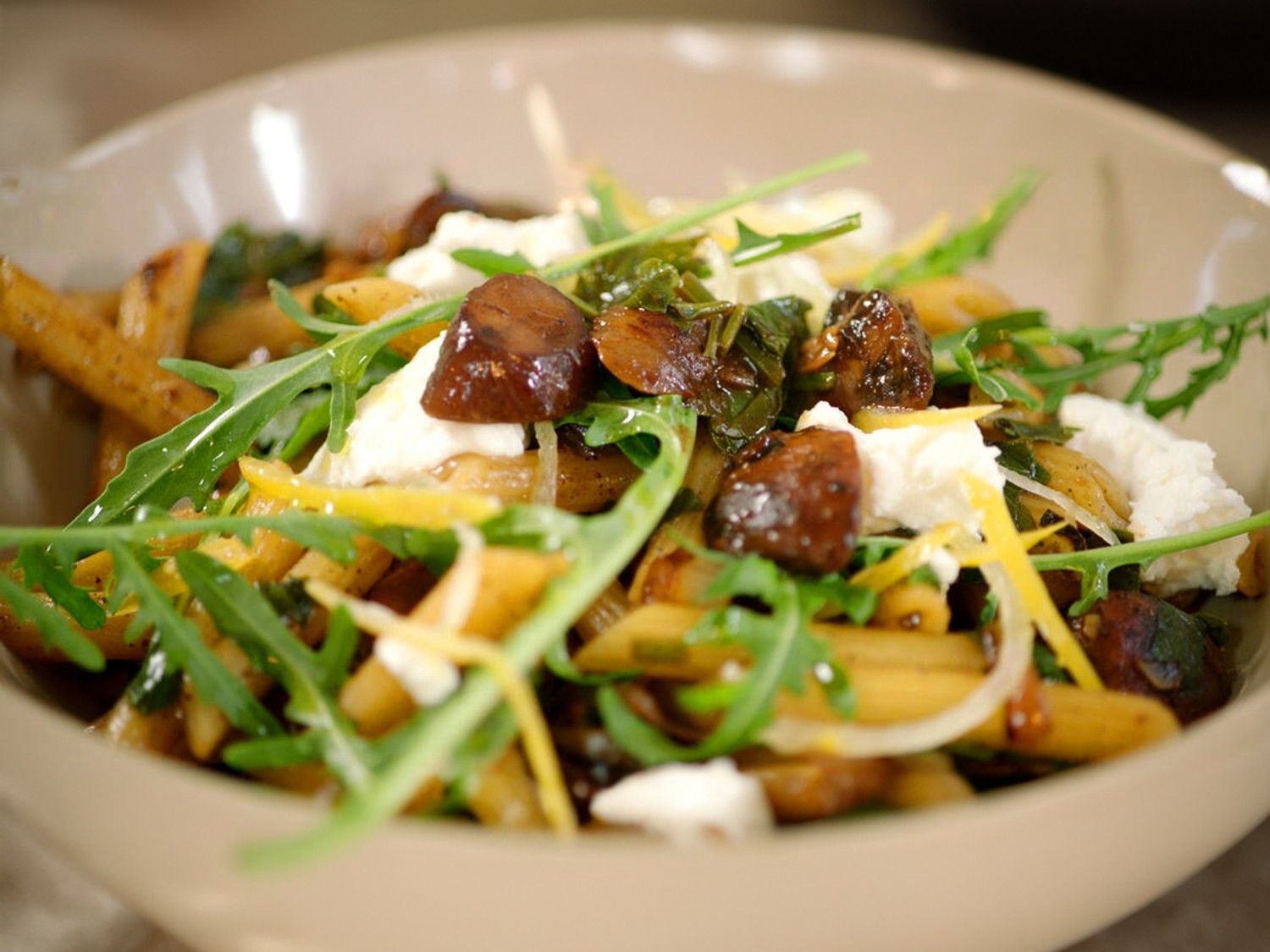 Pasta met champignons, kastanjes en rucola
